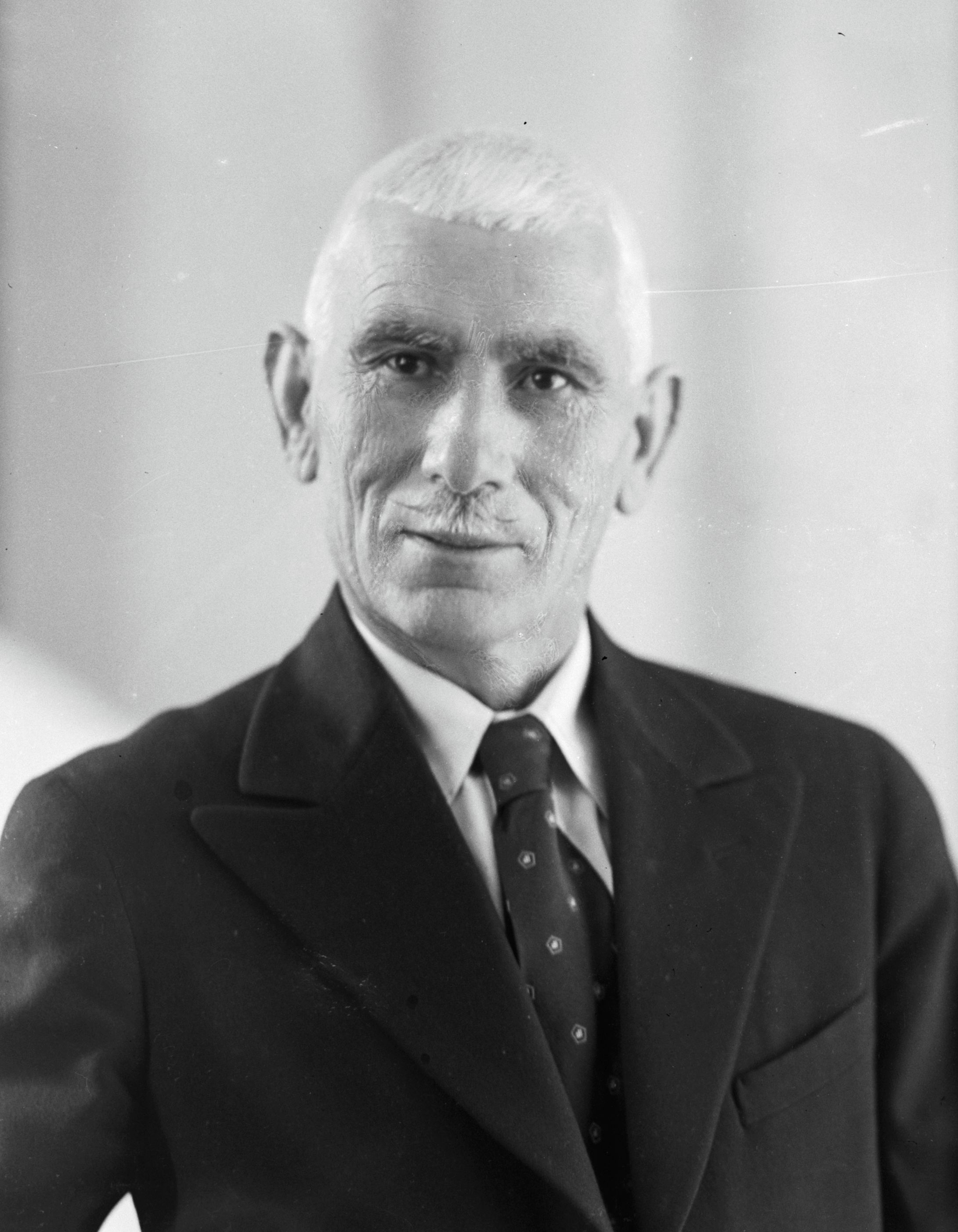 Jacob Kurta (1937-1938). Swainson's Studios. Collection of Puke Ariki (SW1931-1940.10663).