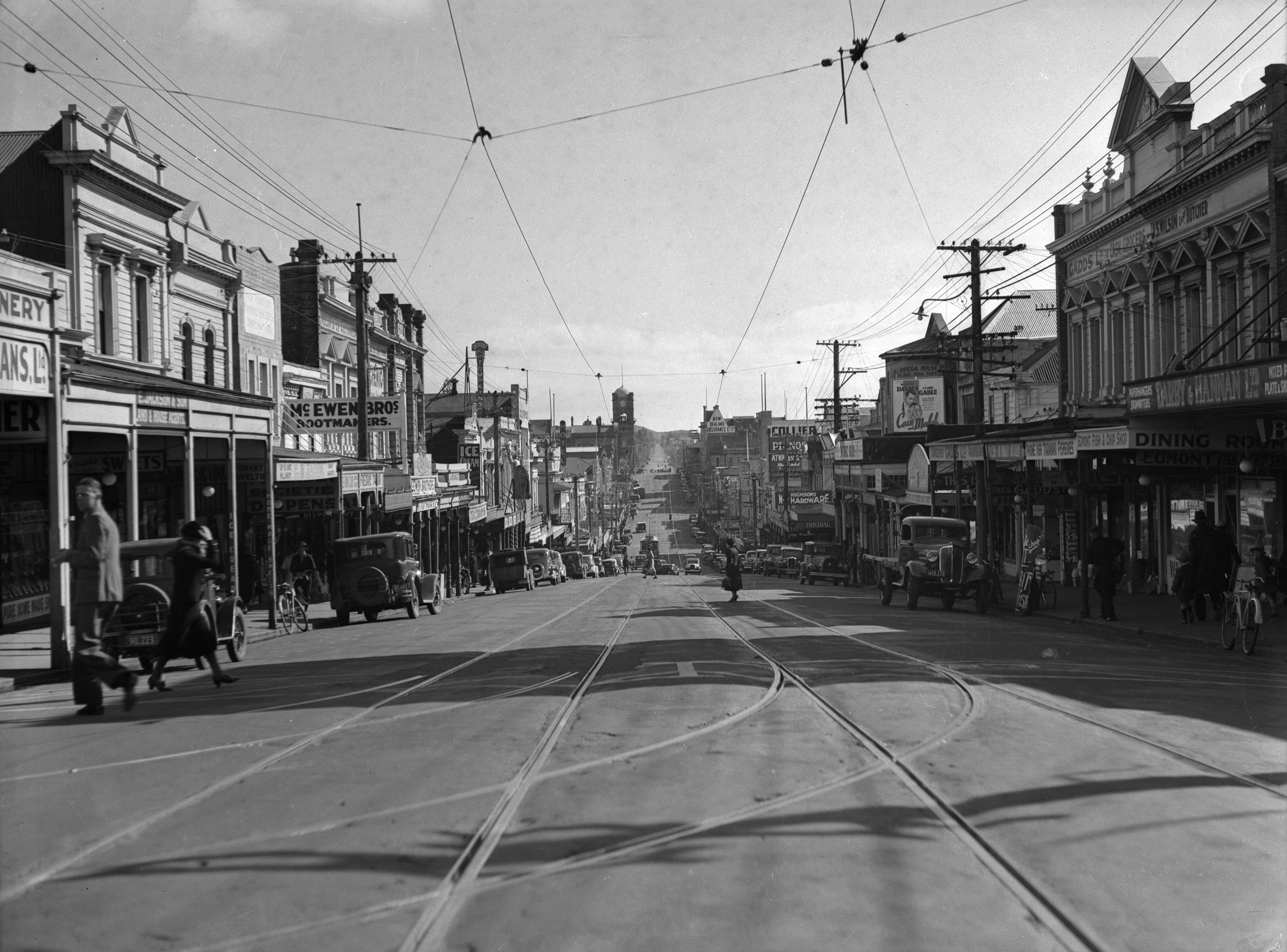 Tramlines on Devon Street in the 1940s. Unknown photographer. Collection of Puke Ariki (PHO2011-2488).