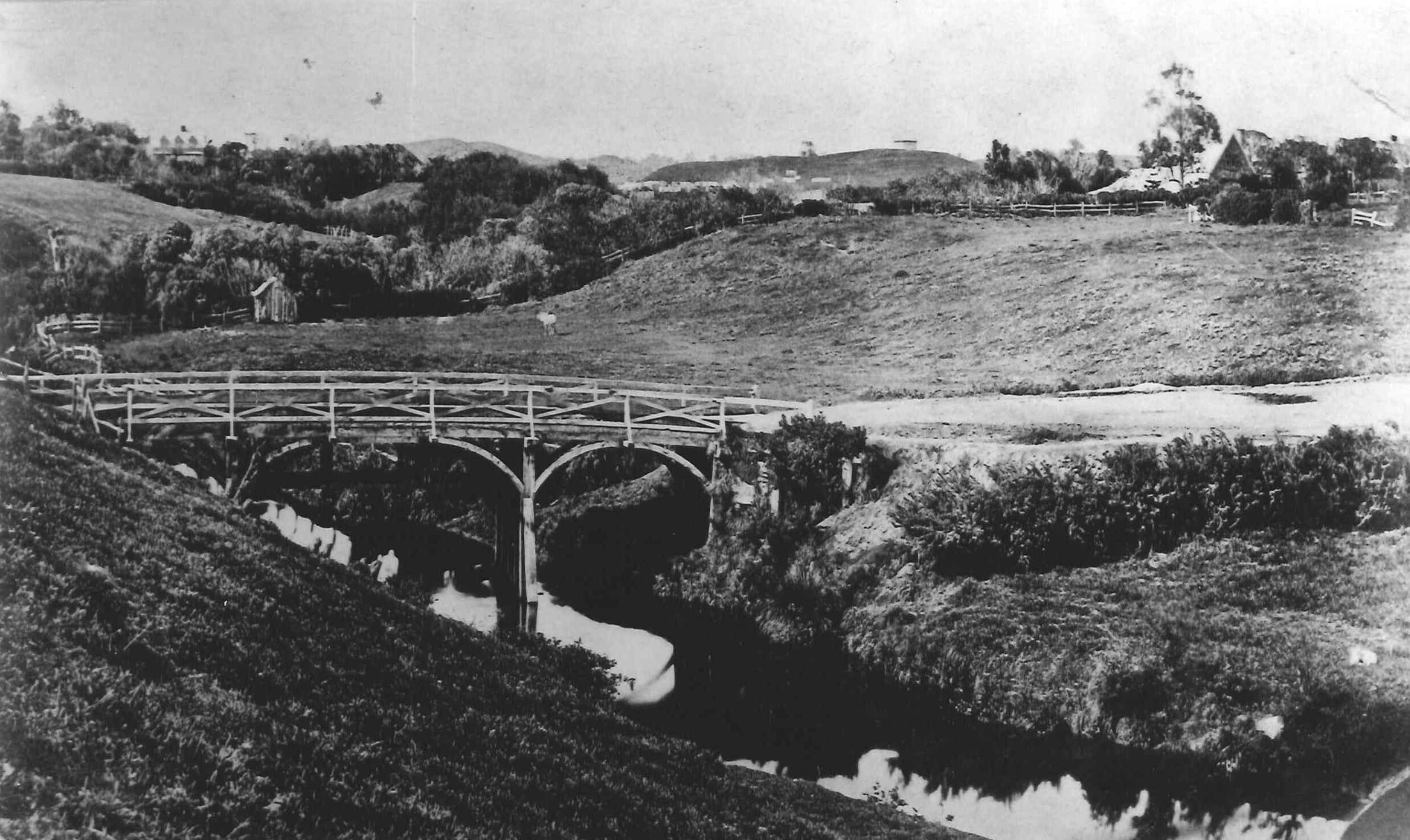 Henui_Bridge_1870s.jpg