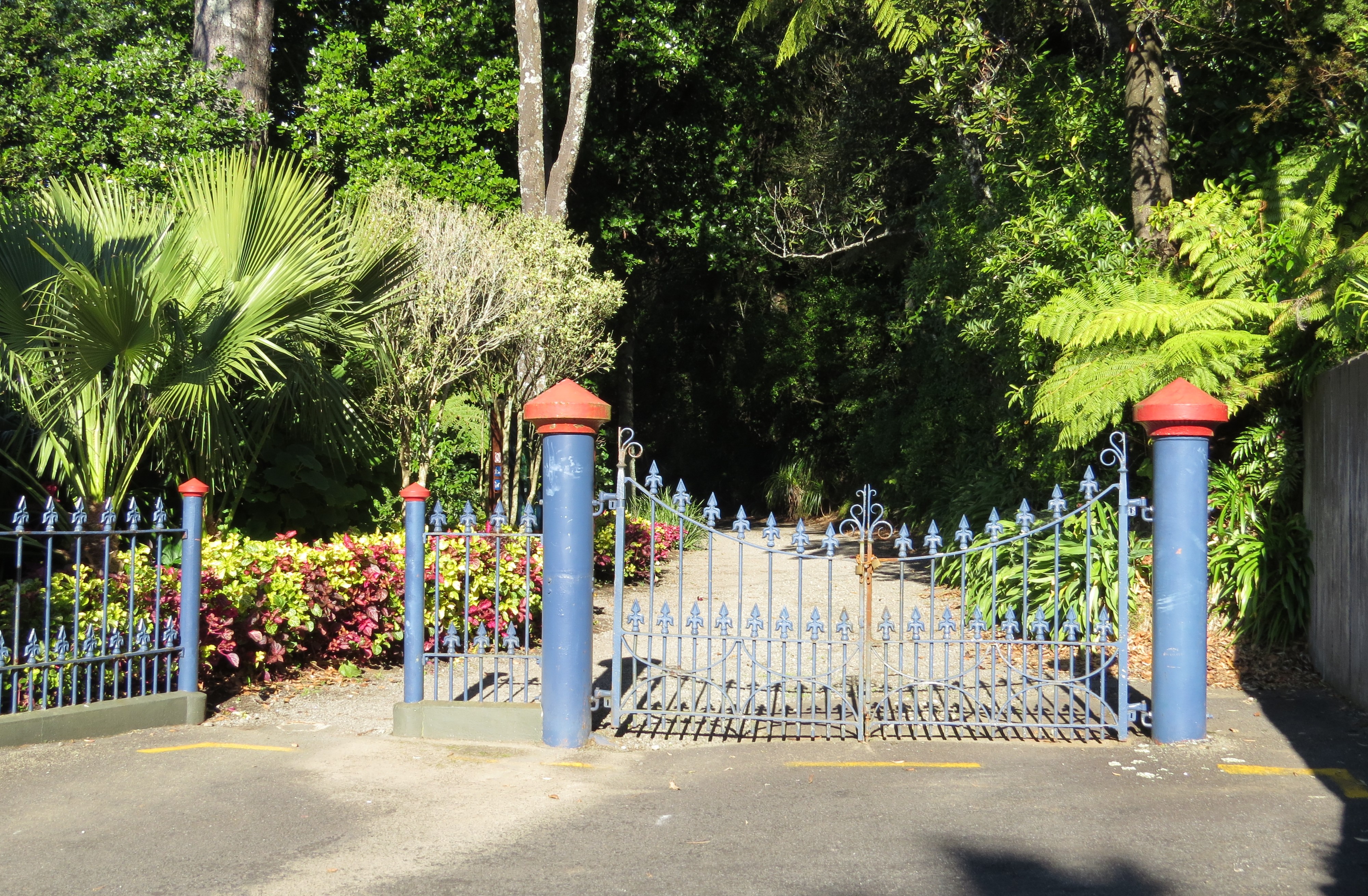 Pukekura_Park_entrance_gates_1890.JPG