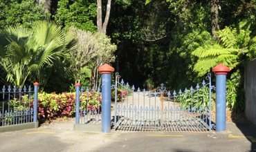 Pukekura_Park_entrance_gates_1890.JPG