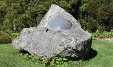 Hollard_Memorial_Rock.JPG