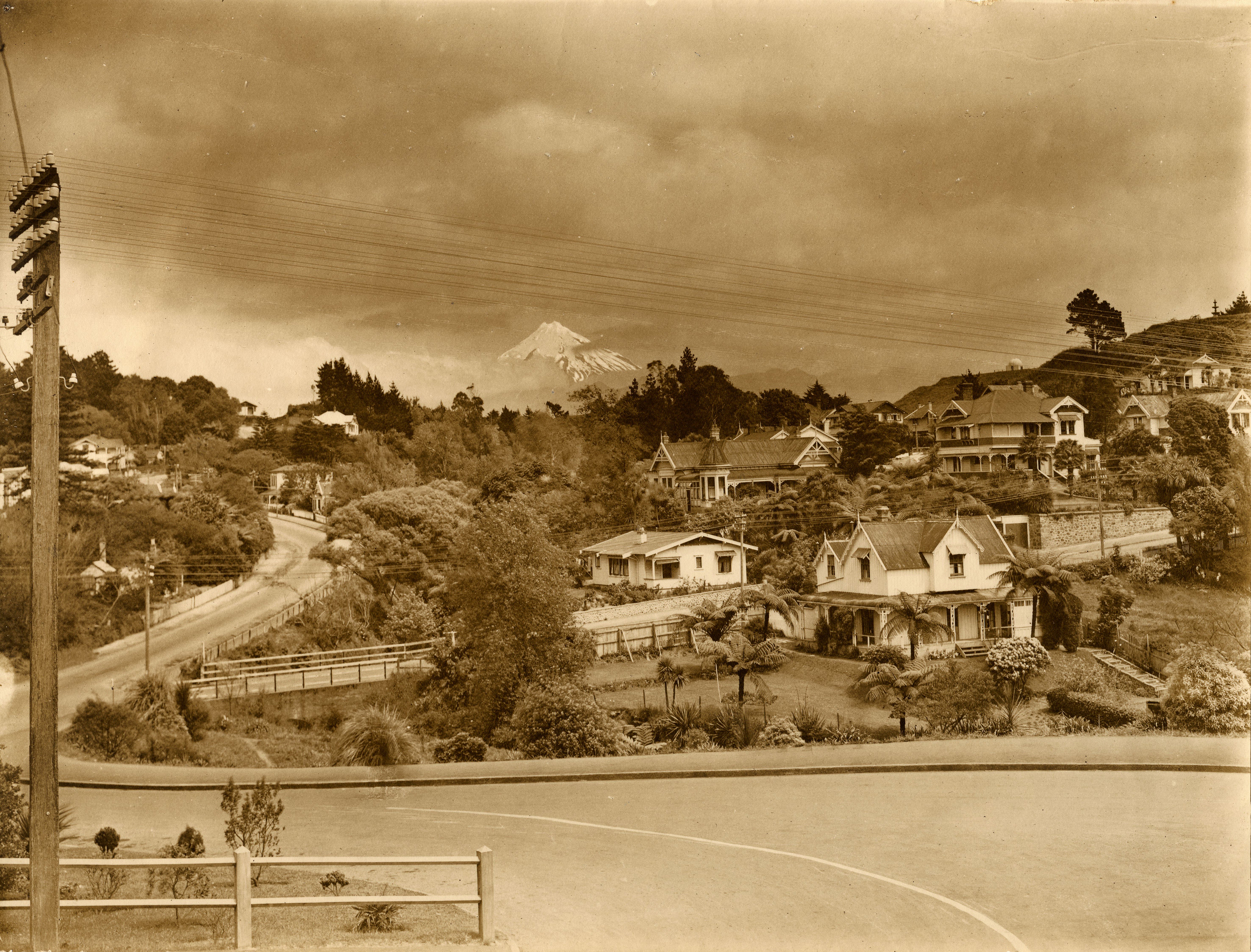 Lower Carrington Street and Vivian Street from Powderham Street, New Plymouth (1930s). John Reginald Wall. Collection of Puke Ariki (PHO2015-0102).