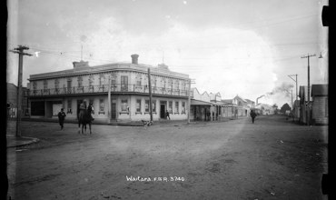 Waitara_Hotel_1913__Auckland_City_Library.jpg