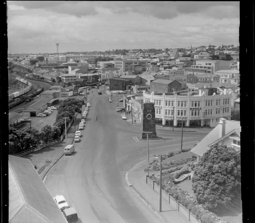 Intersection_of_St_Aubyn_and_Queen_Streets__New_Plymouth_1965.jpg