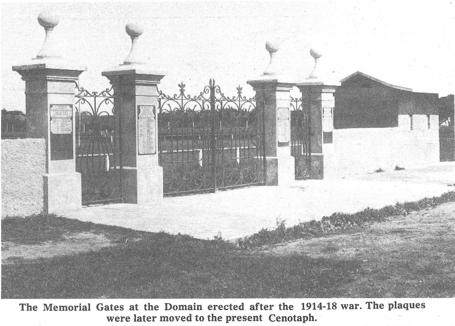 Memorial_Gates_Patea_Mail_07091981.jpeg