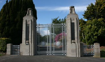 Stratford_Victoria_Pk_Gates_008.jpg