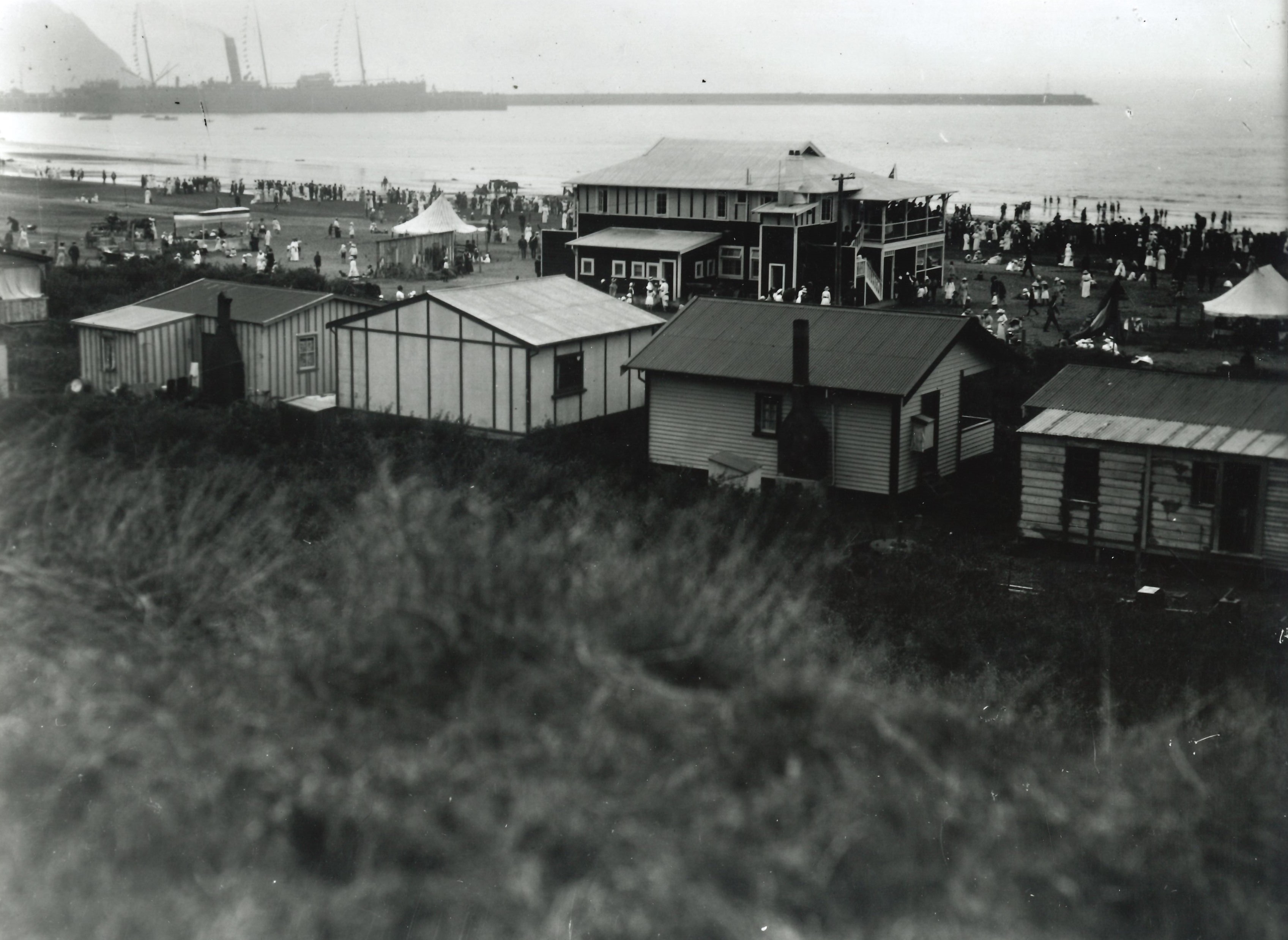 Ngamotu_Beach_and_Palladium__1917.jpeg