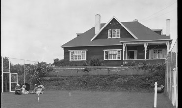 Barthrop_Residence_circa_1920s_from_Te_Papa_Collection.jpg
