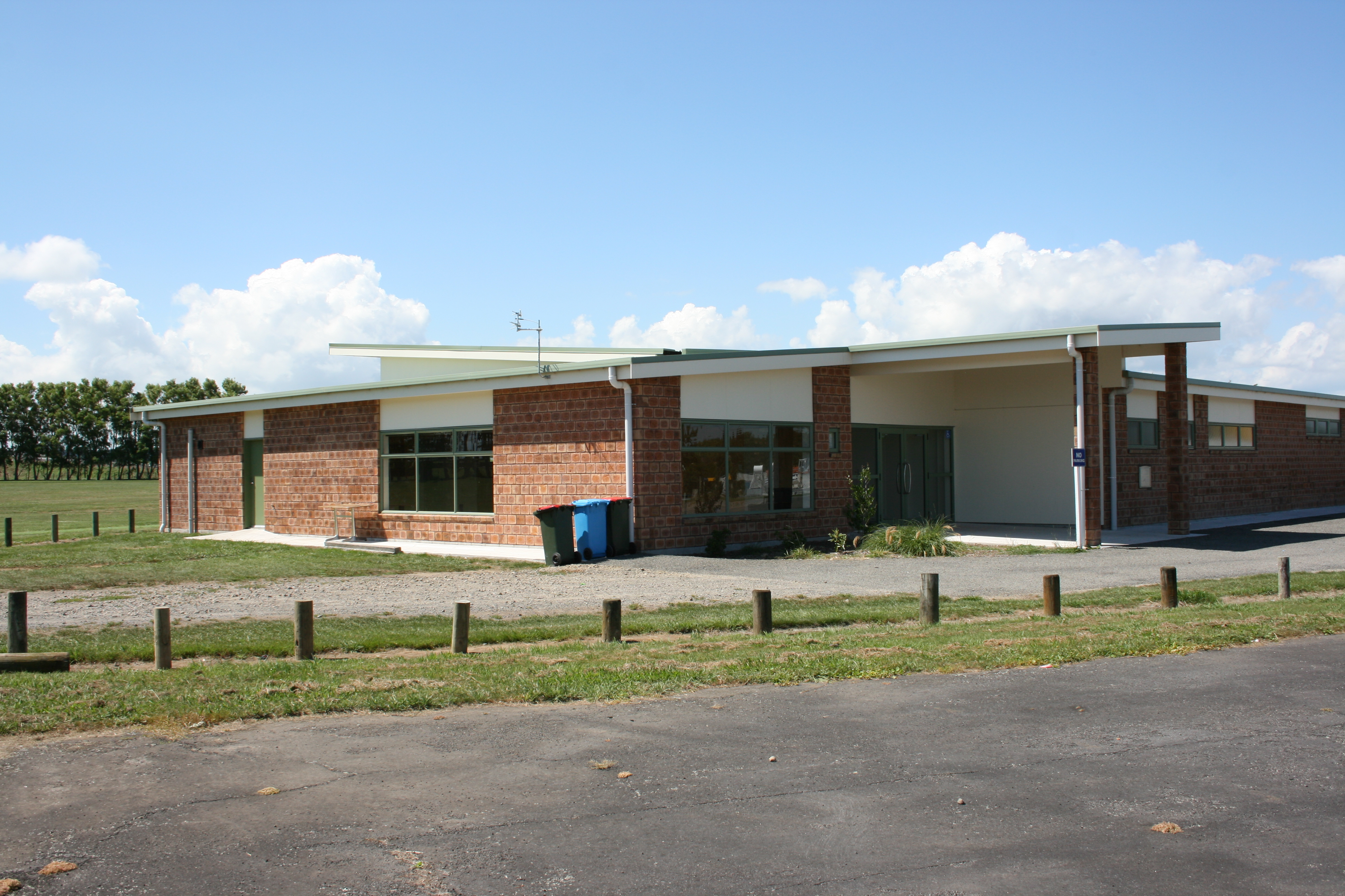 Normanby War Memorial Hall (2008). Ron Lambert.