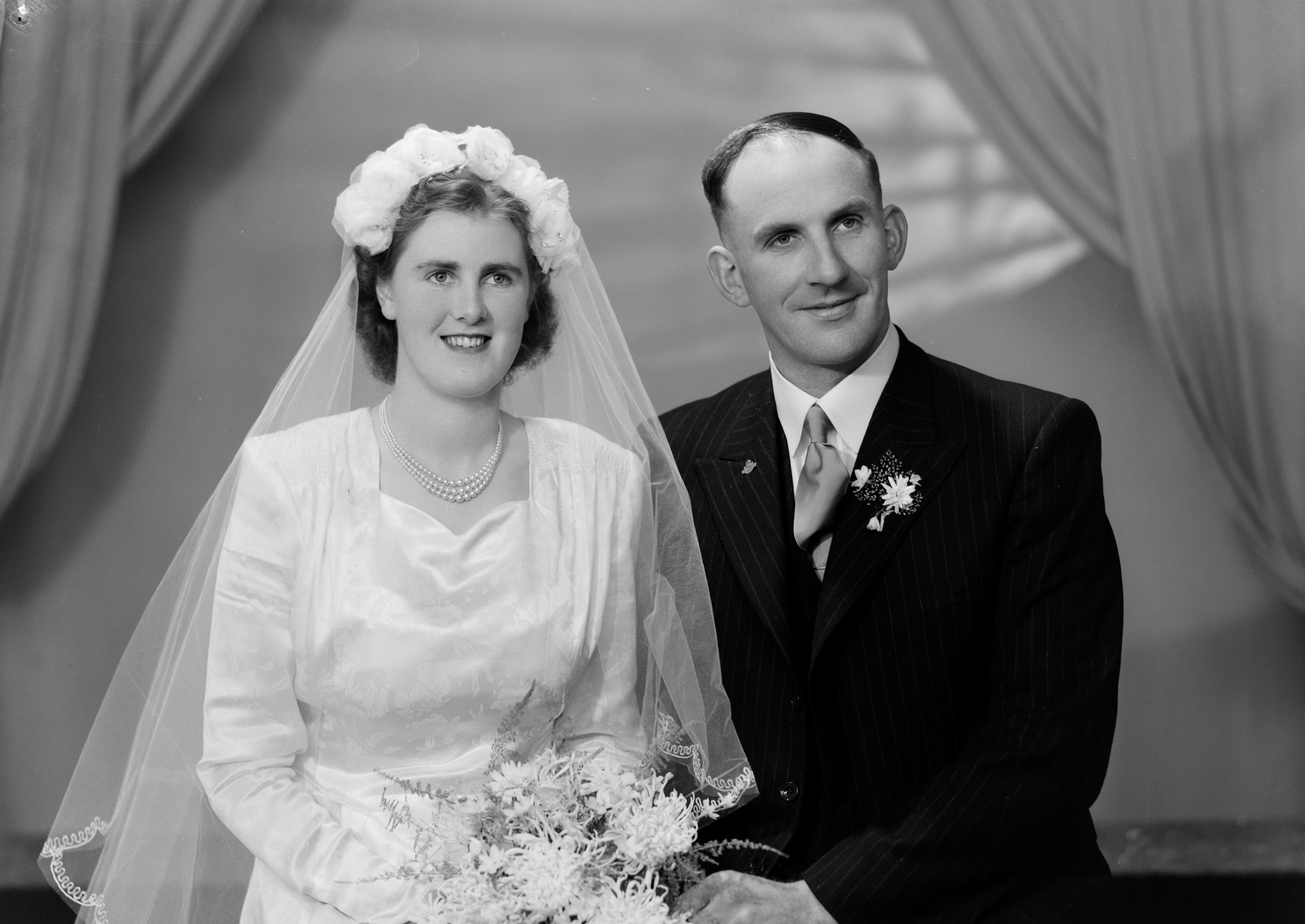 Mervyn Jensen and Merle Deacon on their wedding day (20 June 1950). Swainson's Studios. Collection of Puke Ariki (SW1950.0905).