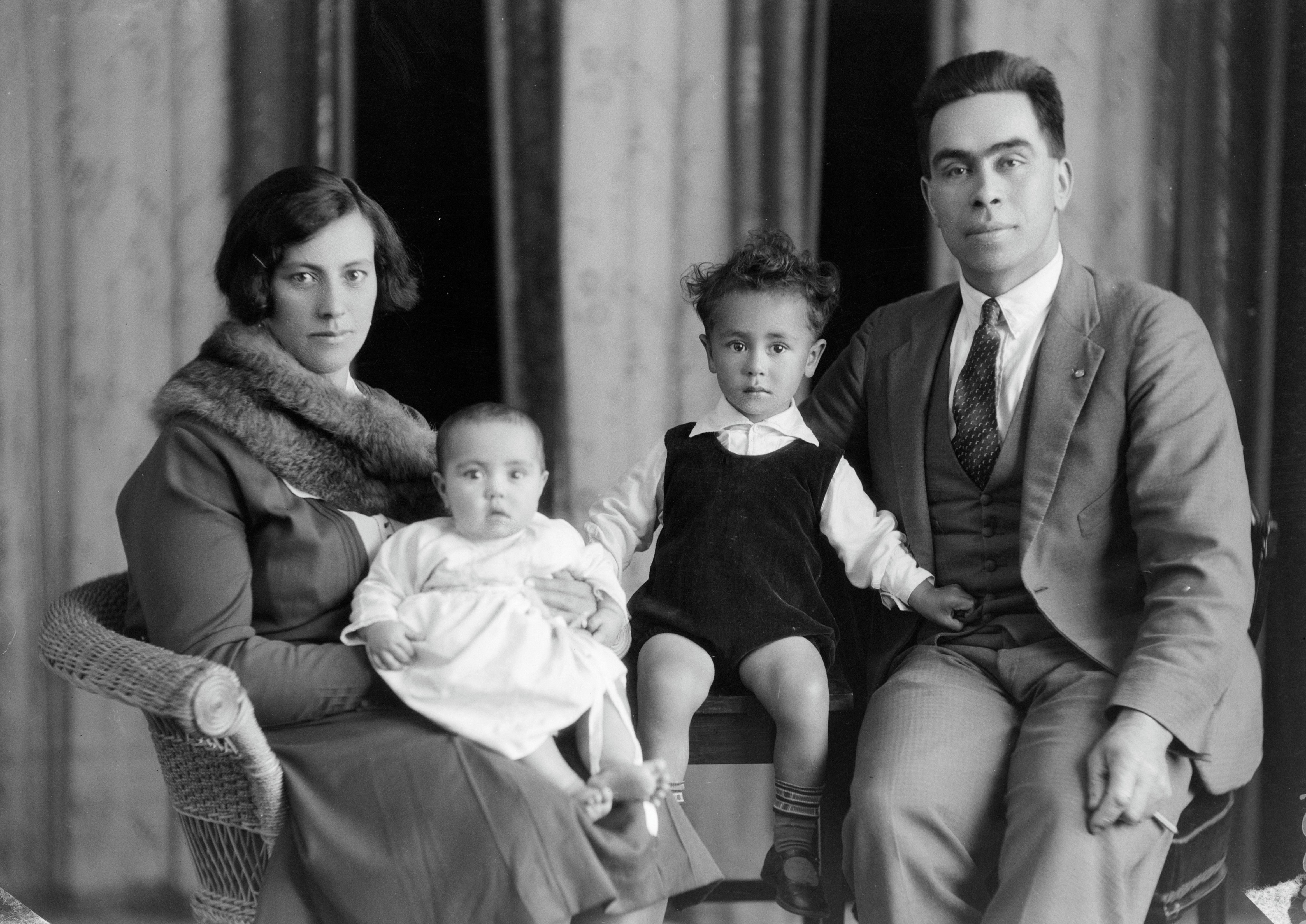 Infant Marama Koea with her parents and older brother (1930). Swainson's Studios. Collection of Puke Ariki (SW1931-1940.00476).