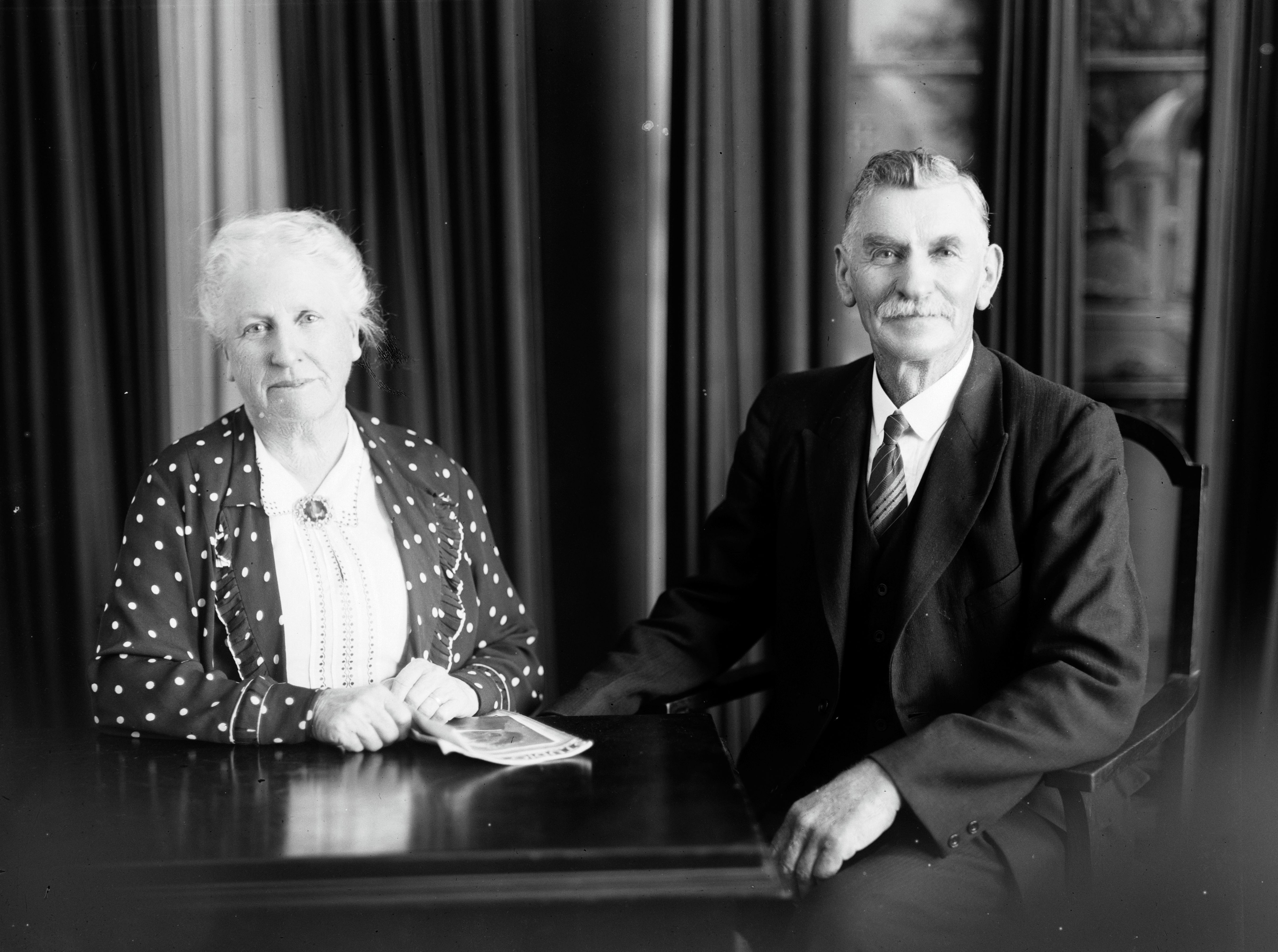 Elsie's parents Jane Giddy (nee Andrews) (1867-1948) and George Stephenson Giddy (1867-1954). Swainson's Studios. Collection of Puke Ariki (SW1931-1940.02622).