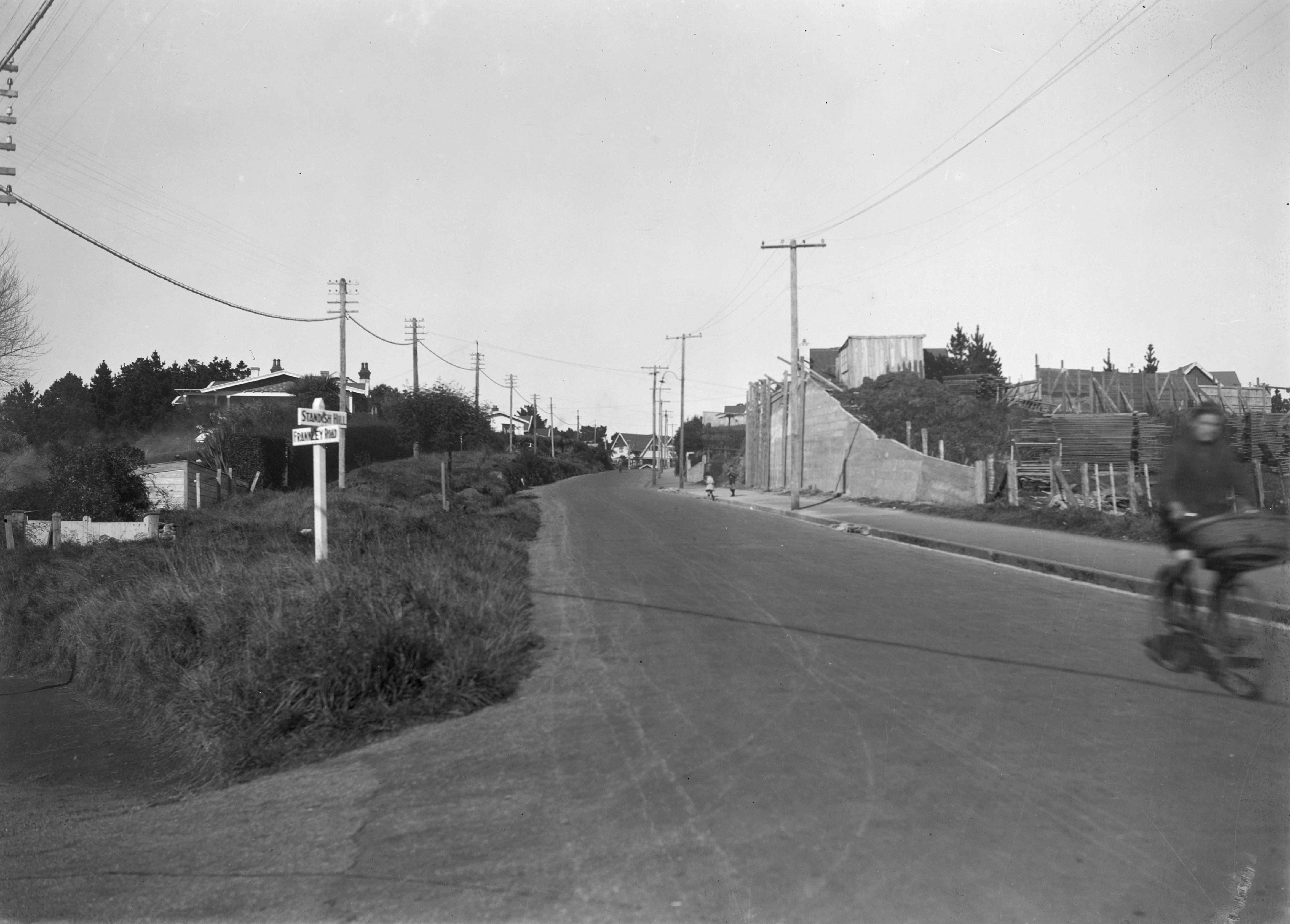 Looking up Standish Street from the intersection with Frankley Road, New Plymouth (about 1926). Swainson's Studios. Collection of Puke Ariki (SW1923-1930.02912).