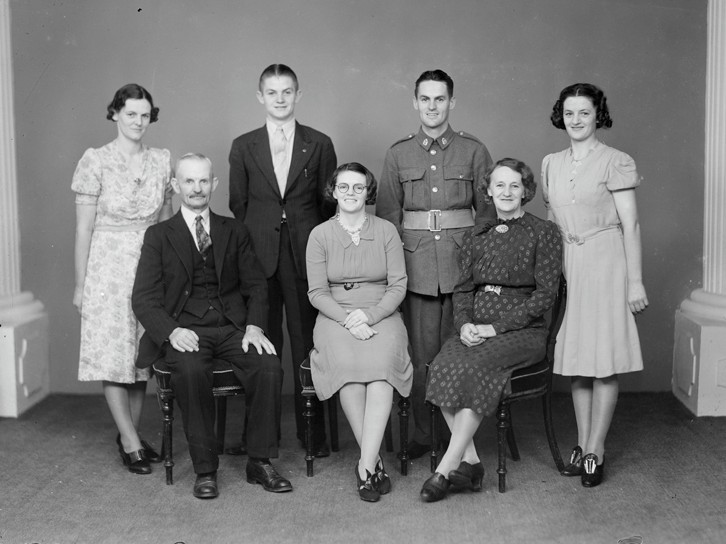 Alexander Mckay And Family 1 WD 007171