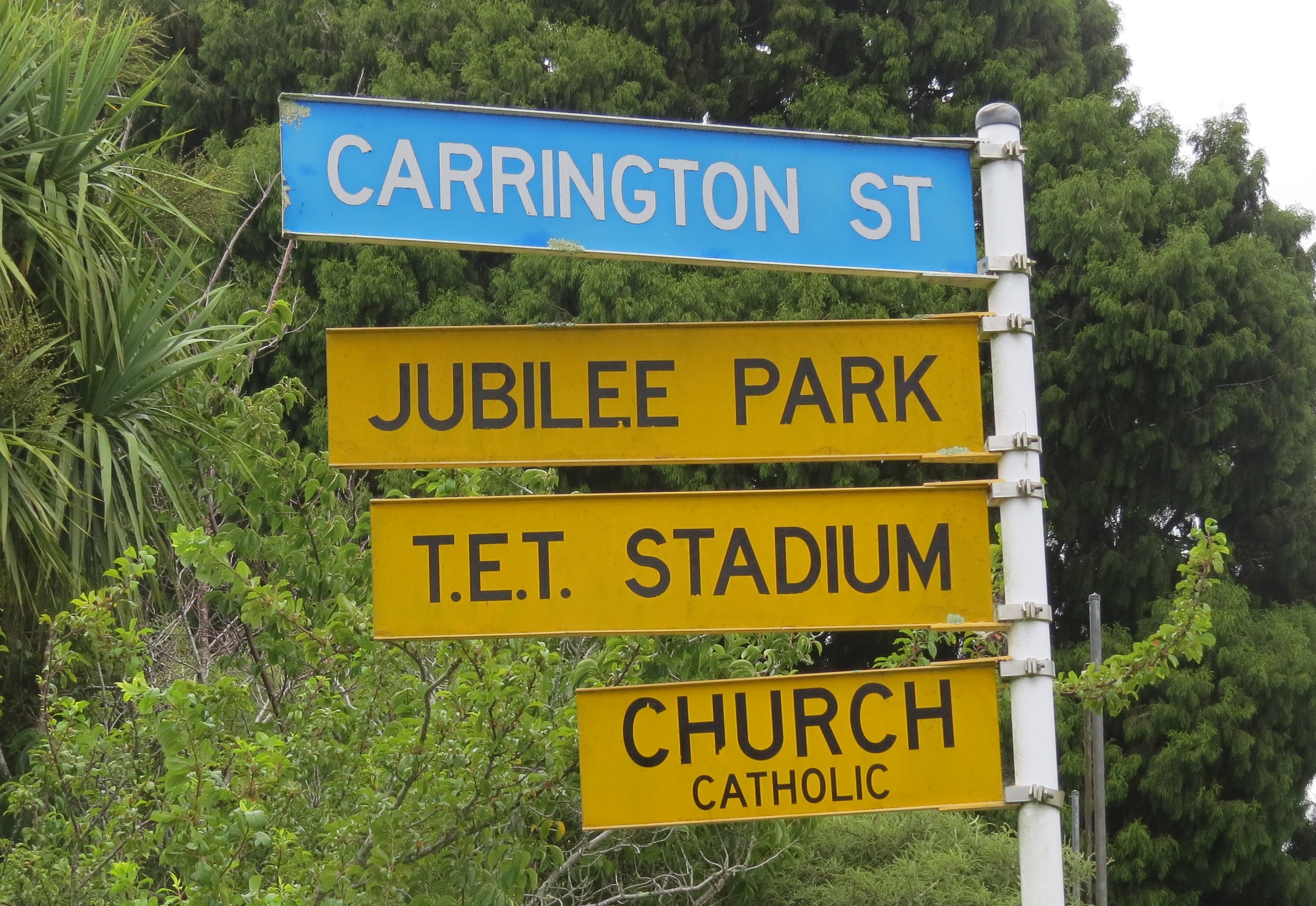 Carrington Street (Inglewood) signage (2024). Rachel Sonius. Word on the Street image collection.