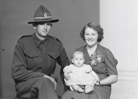 Gordon Froggatt Family SW1943 0198