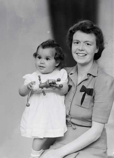 Amy And Baby Photo SW1946 1298 Cropped