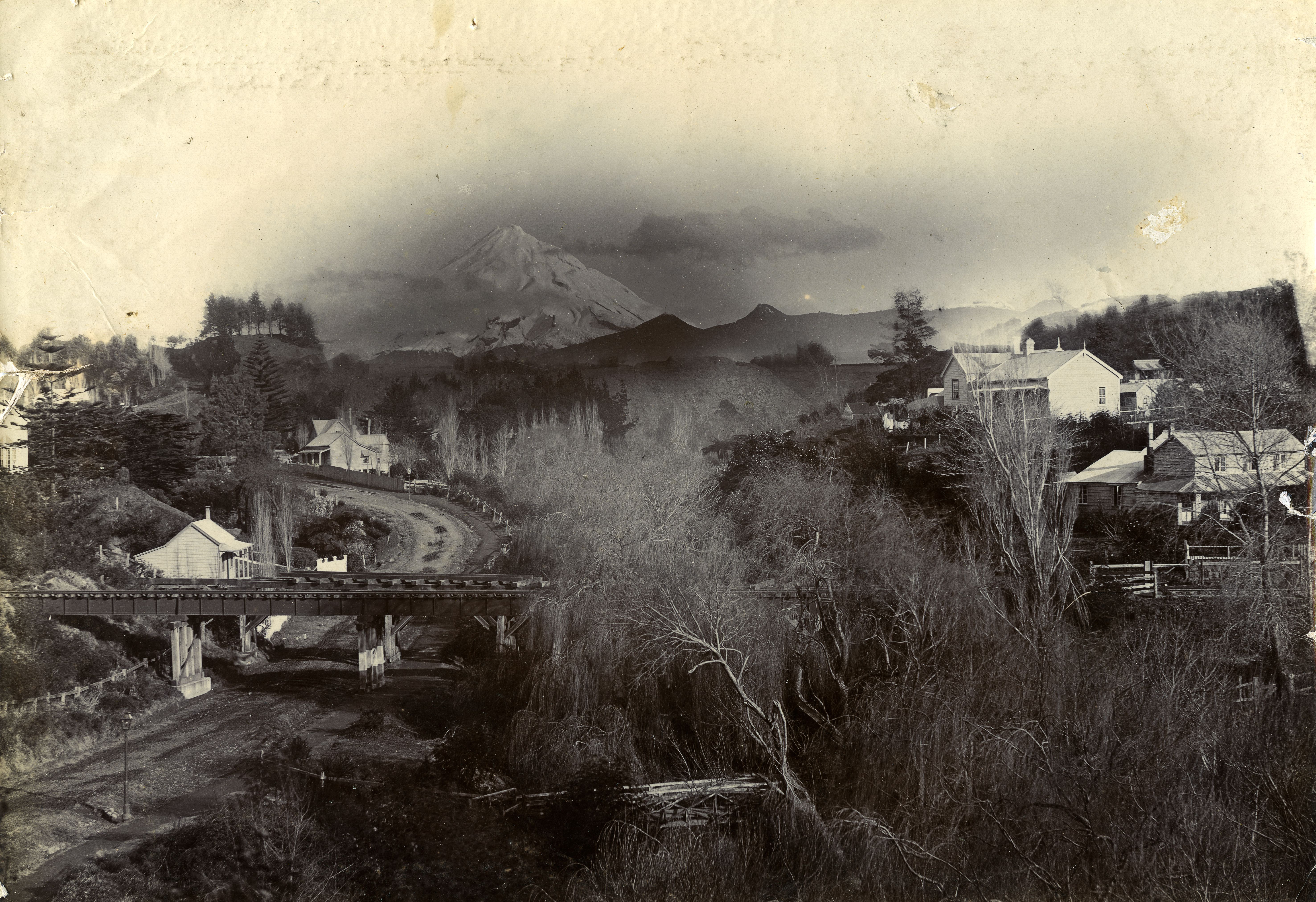 Lower Carrington Street and railway bridge in New Plymouth (undated). Unknown photographer. Collection of Puke Ariki (PHO2008-005).