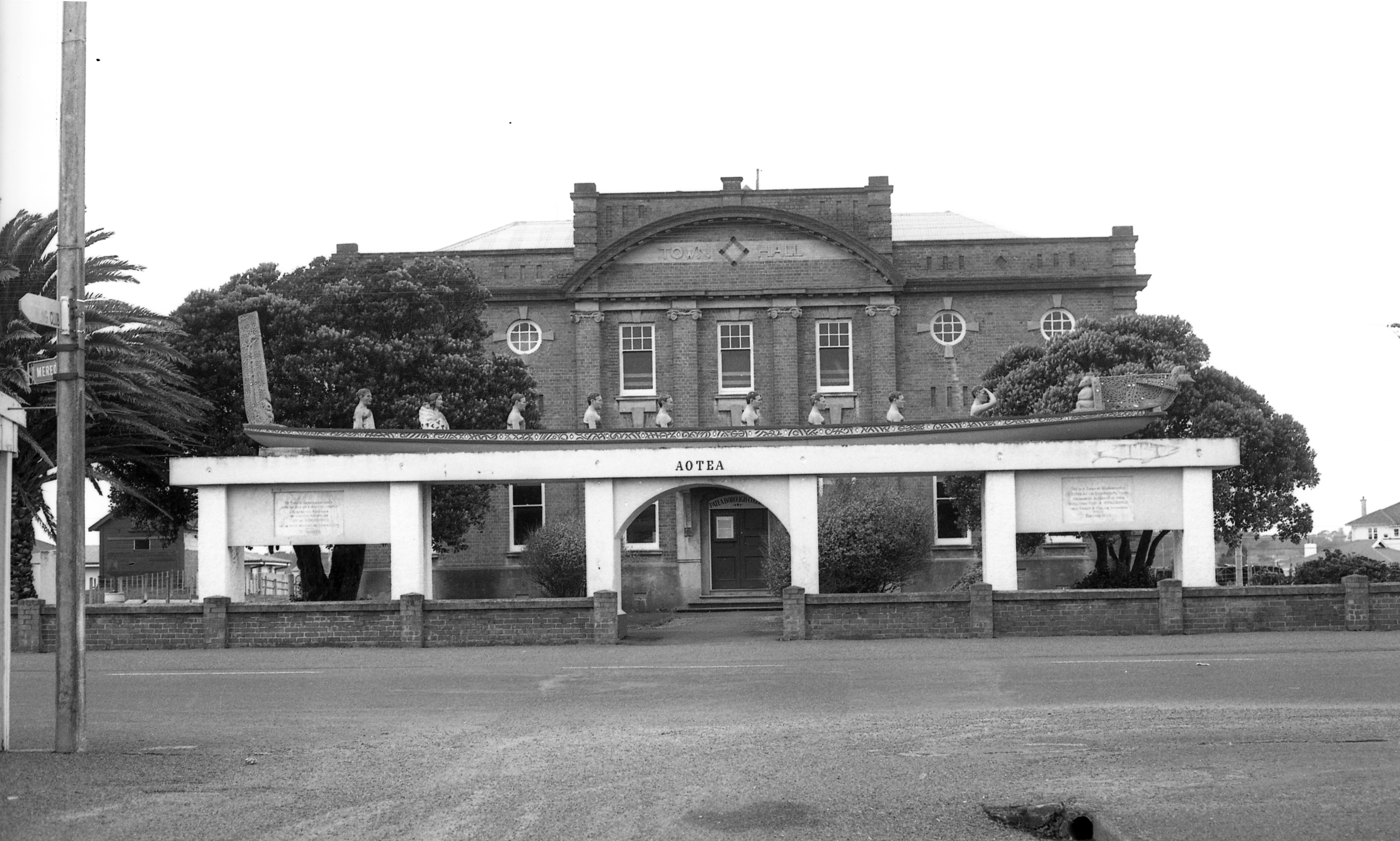 Patea Town Hall and Municipal Chambers with the Aotea Waka Memorial in front (1980). Ron Lambert. Collection of Puke Ariki (PHO2007-149).