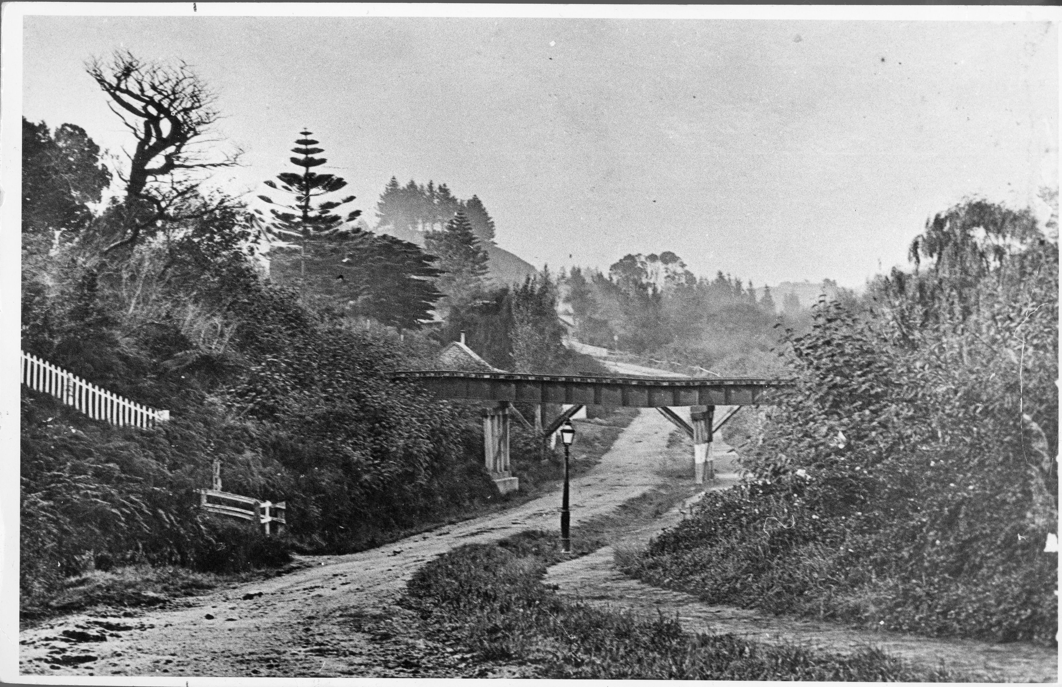 Railway bridge over Carrington Road, New Plymouth (undated). Unknown photographer. Collection of Puke Ariki (PHO2008-1901).