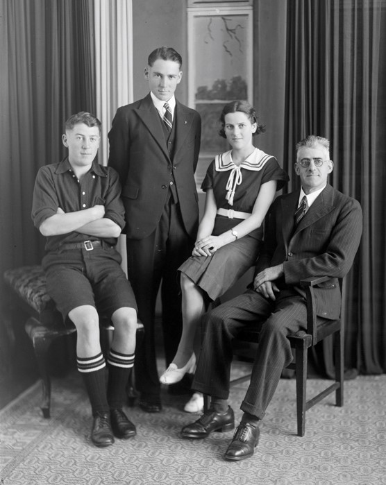 Family Photo SW1931 1940 02676