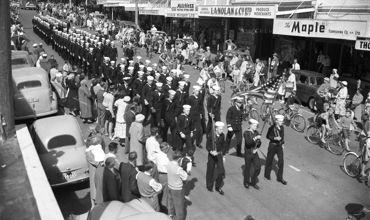 Parade of USS Staten Island sailors on Devon Street, New Plymouth (18 November 1958). Unknown photographer. Collection of Puke Ariki (PHO2010-0206).