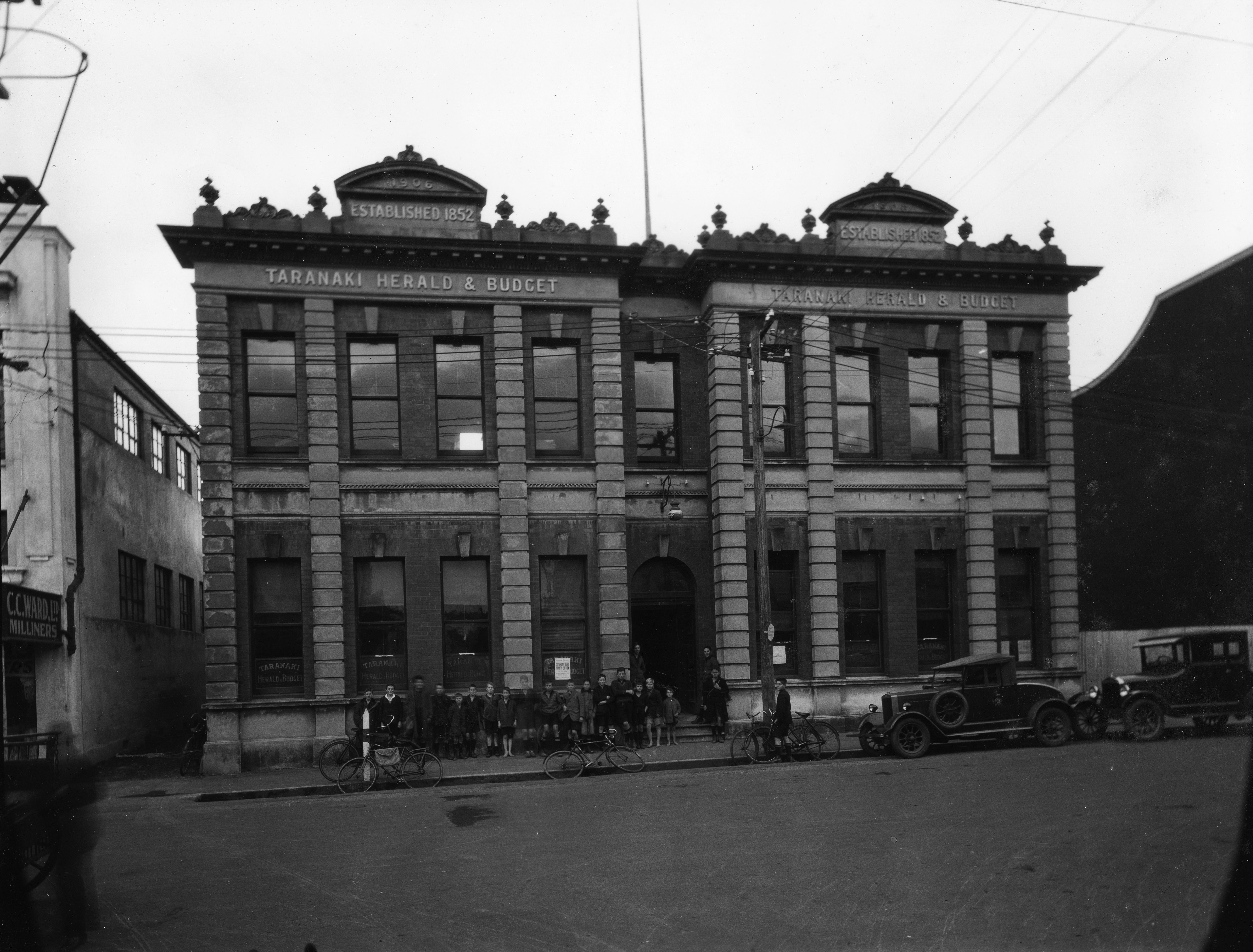 Taranaki Herald Building on Currie Street in New Plymouth (about 1930). Oakley Studios. Collection of Puke Ariki (PHO2012-0376).