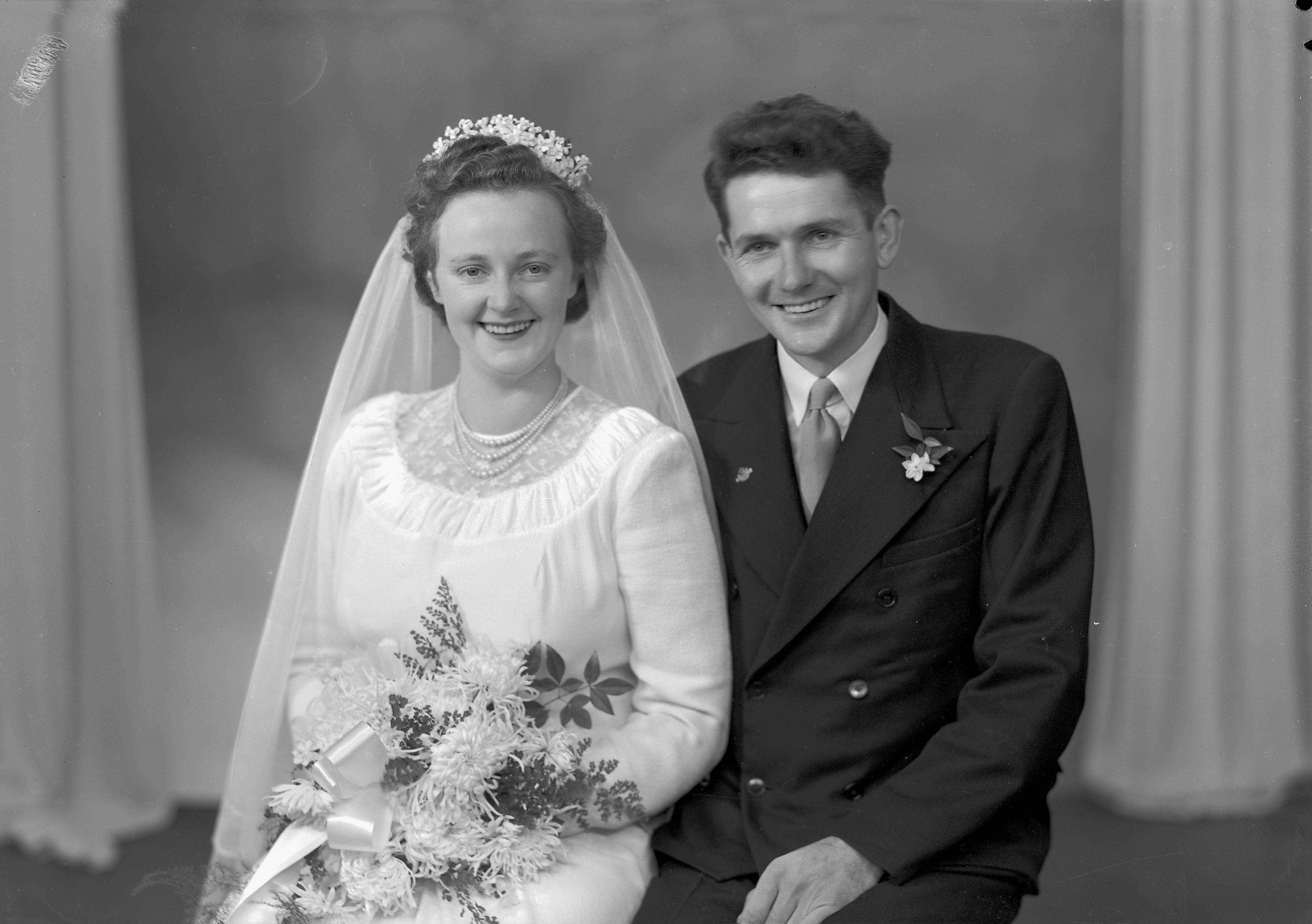 Ronald and Shirley Cash (5 June 1951). Swainson's Studios. Collection of Puke Ariki (SW1951.1043).