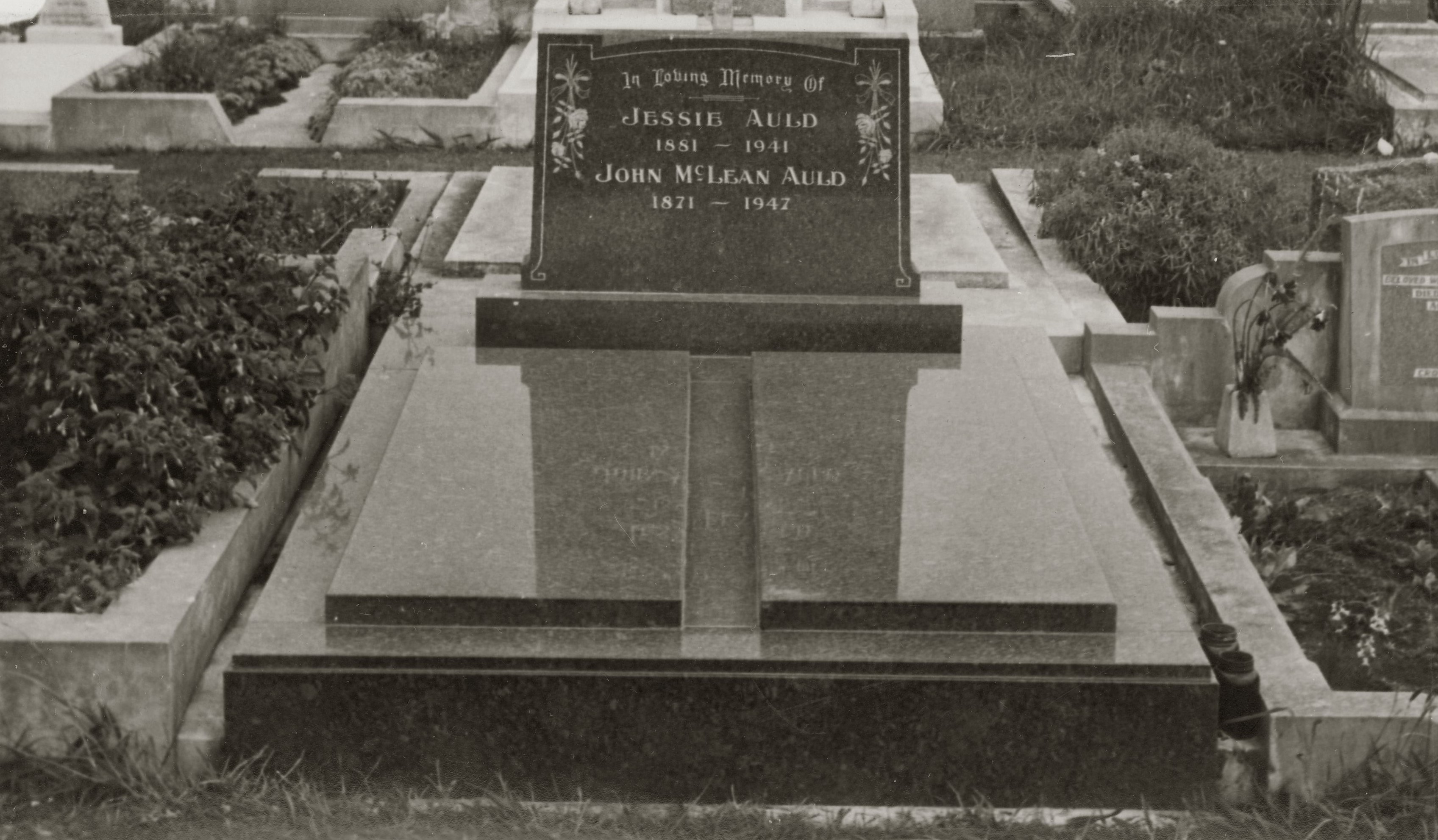 John and Jessie Auld's headstone at Te Hēnui Cemetery (7 October 1948). Swainson's Studios. Collection of Puke Ariki (SW1948.0610).