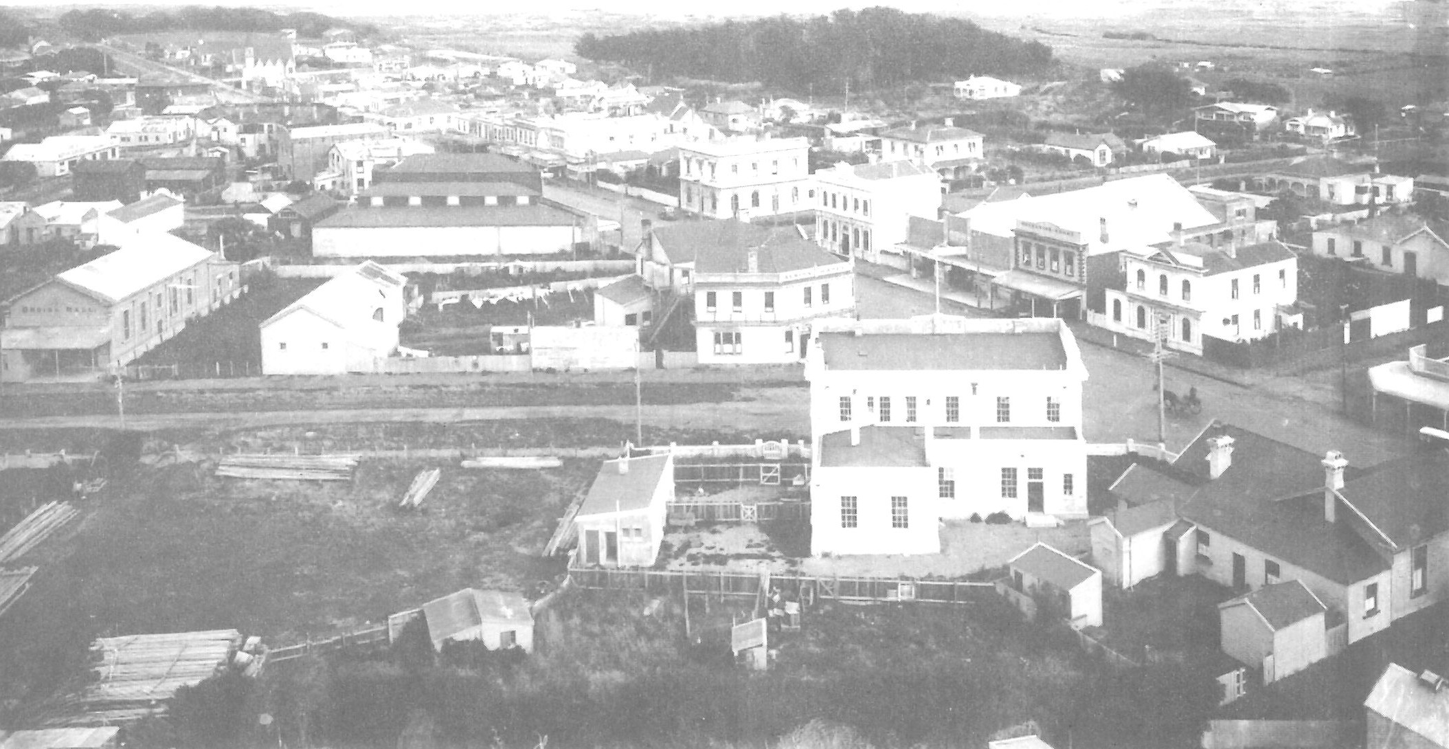 Egmont Street with the Post Office in the foreground (1925). From "The Early Hotels of Old Patea" by Laraine Sole (2017).