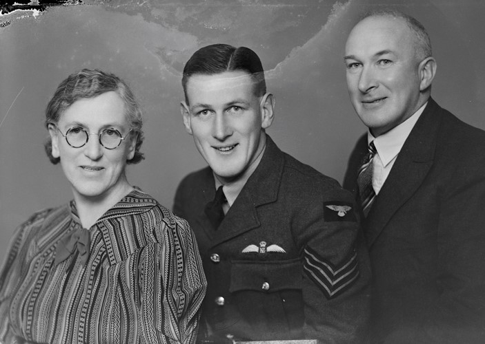 Hector Crawford And Parents SW1940 0173