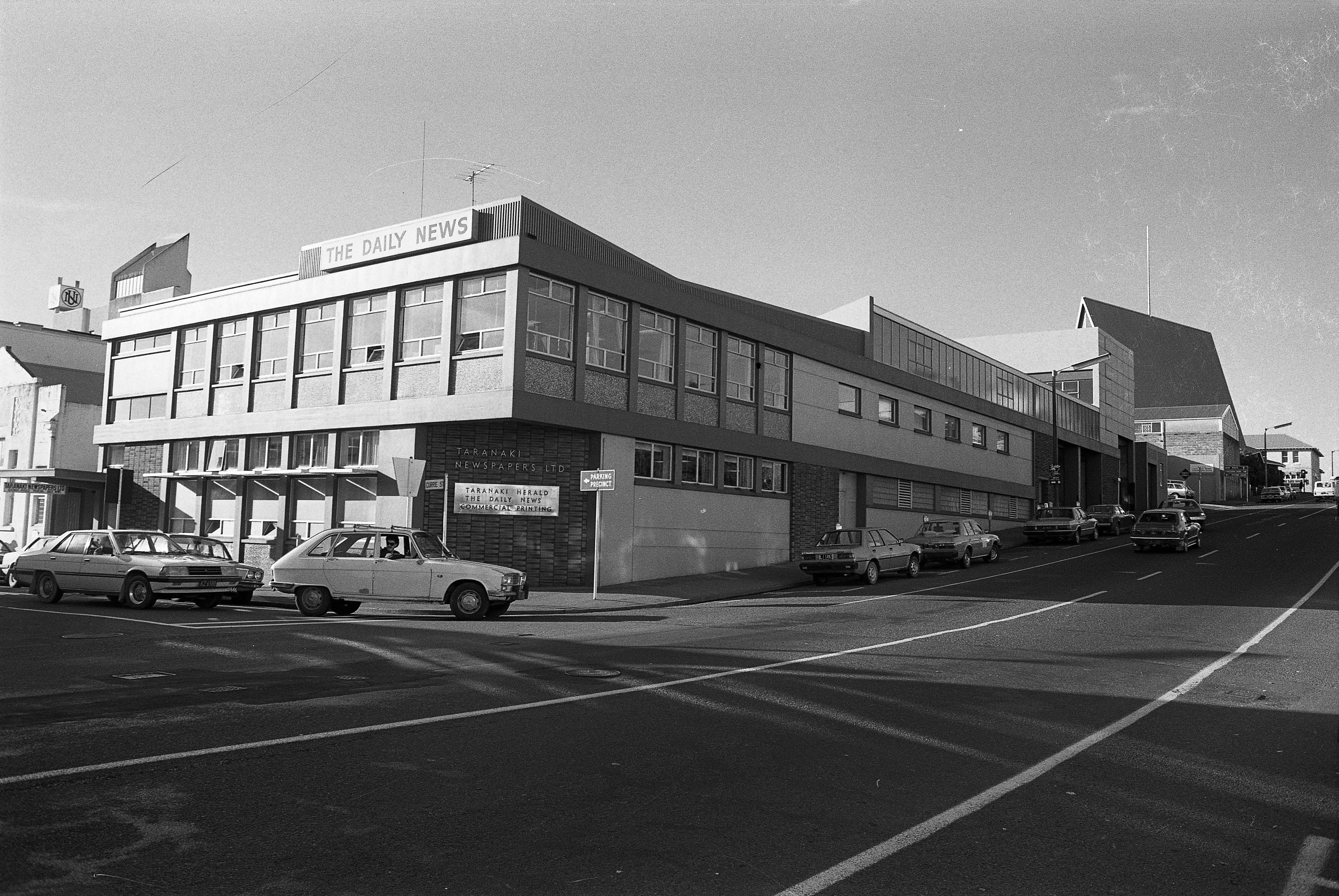 Daily News Building on the corner of Currie and Powderham streets in New Plymouth (23 July 1984). Caleb Wyatt. Collection of Puke Ariki (PHO2012-0126).