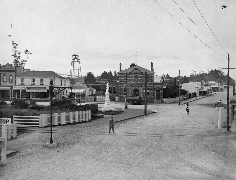 "Inglewood (No. 3 section at end)" (about 1960). John Reginald Wall. Collection of Puke Ariki (PHO2008-264).